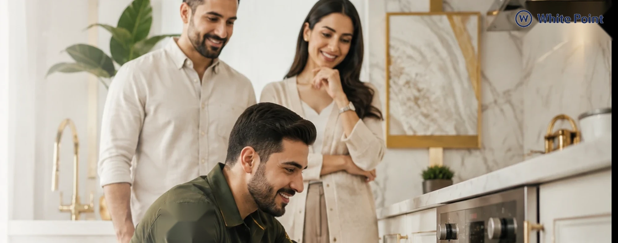 فني صيانة وايت بوينت مع عميل أثناء فحص جهاز منزلي